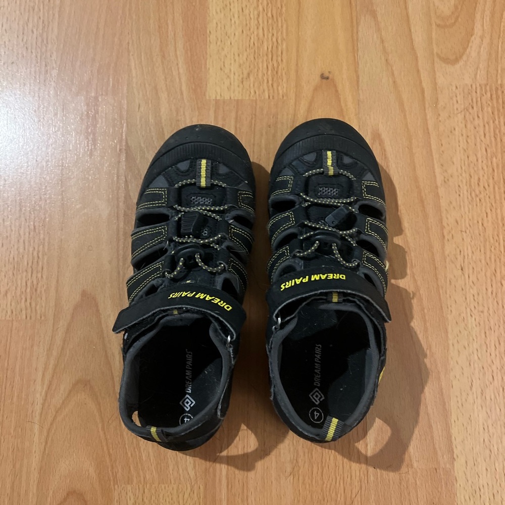 Dream Pairs Black and Yellow Kids Sandals